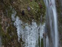 Eisgebilde an Felswand bei einer Bachkaskade